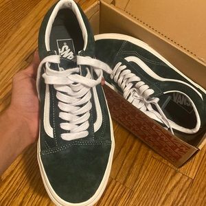 OLD SKOOL PIG SUEDE SHOE.                              Size: 8.5